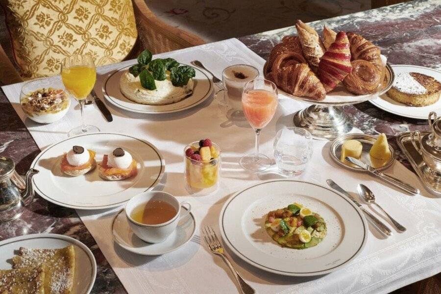 Hôtel Plaza Athénée breakfast