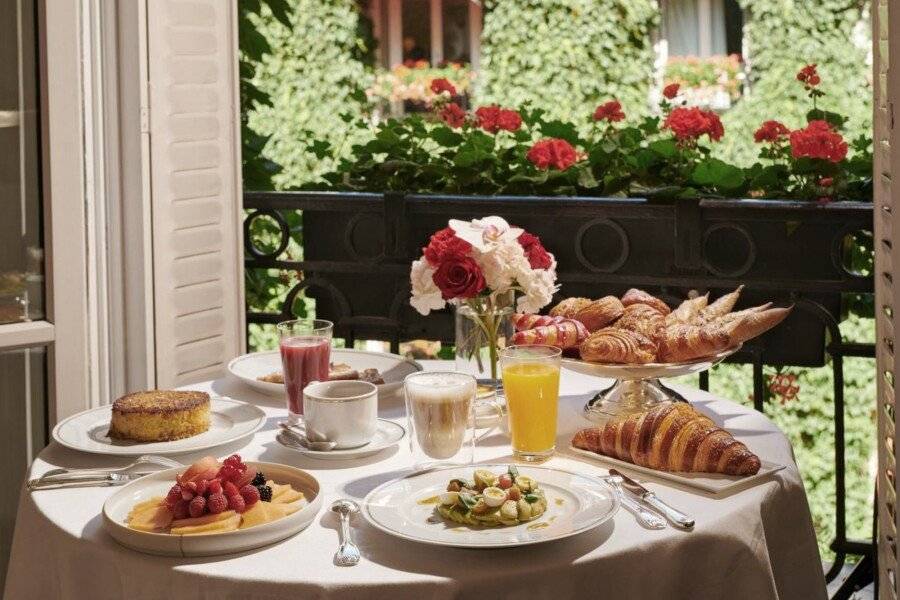 Hôtel Plaza Athénée breakfast, balcony