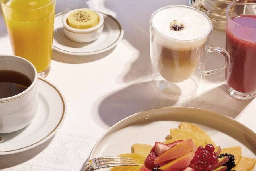 Hôtel Plaza Athénée breakfast