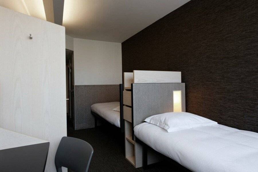 FIAP Paris hotel bedroom