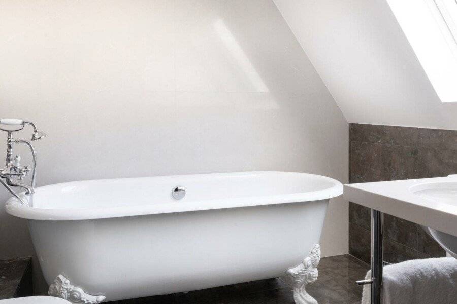 Hotel de Montesquieu bathtub