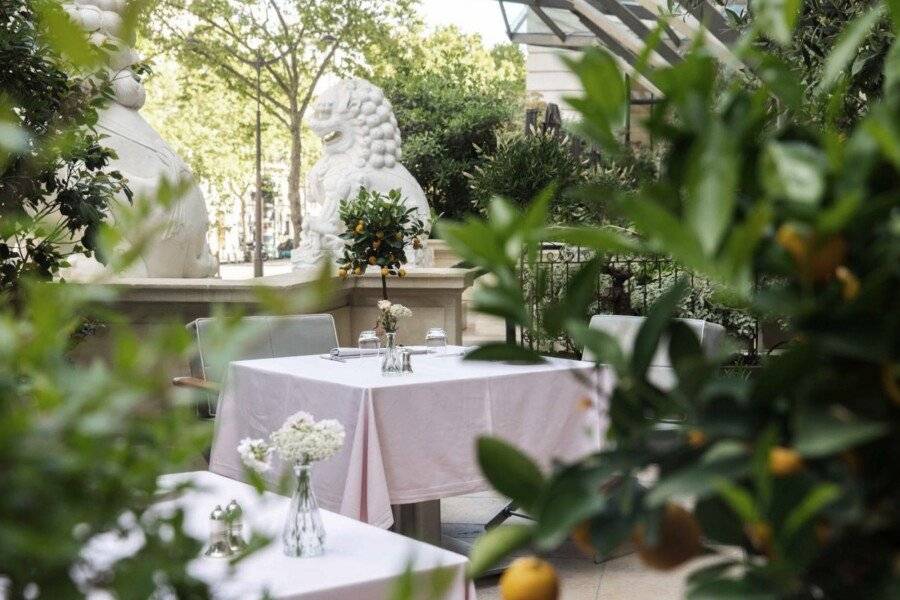 The Peninsula Paris restaurant,garden
