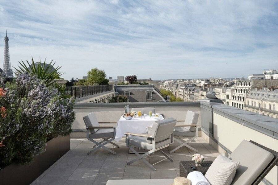 The Peninsula Paris rooftop pool,ocean view