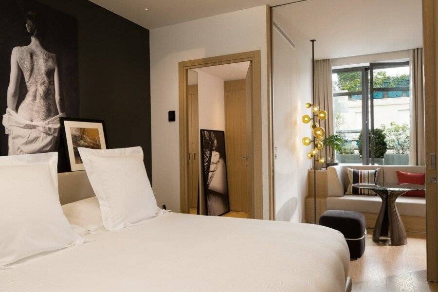 Le Cinq Codet hotel bedroom