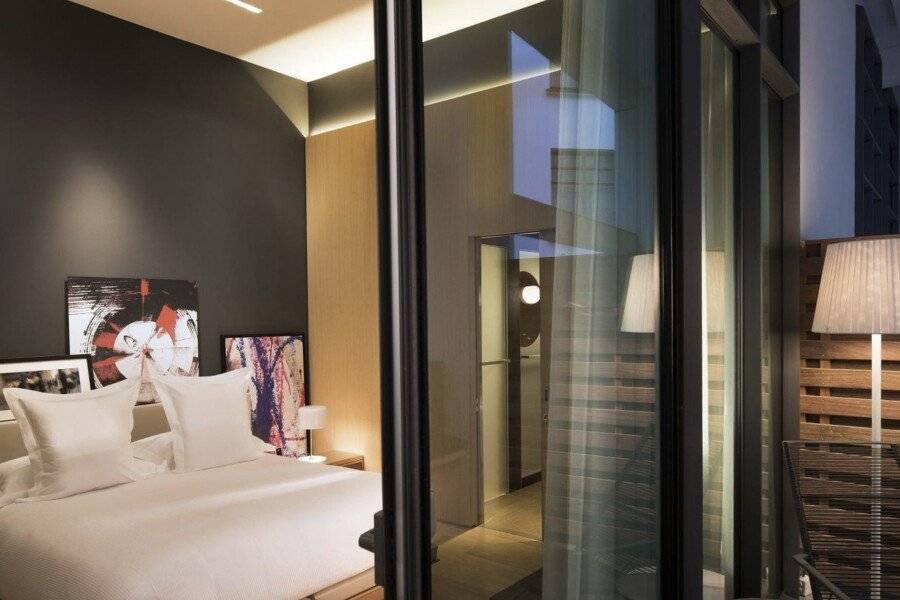 Le Cinq Codet hotel bedroom