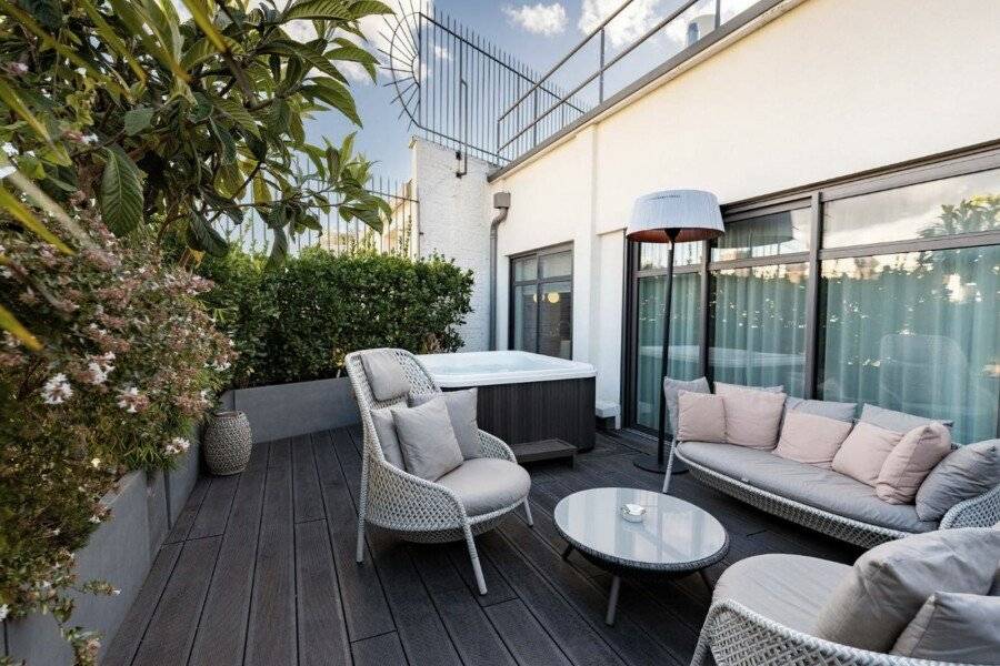 Le Cinq Codet jacuzzi, balcony