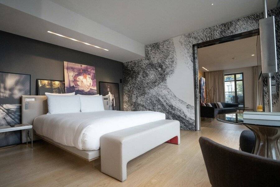 Le Cinq Codet hotel bedroom