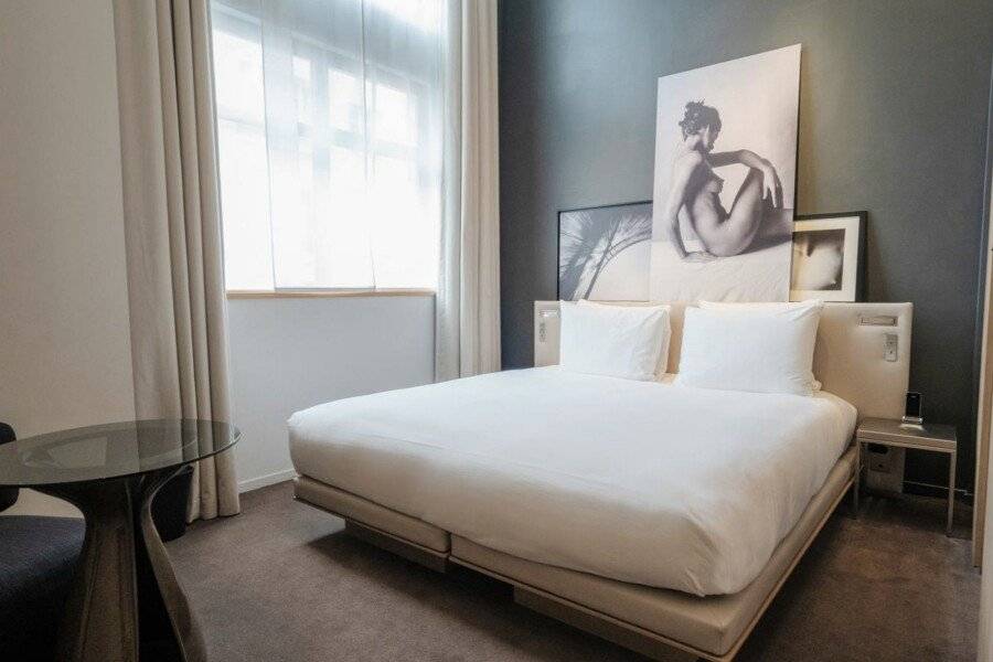 Le Cinq Codet hotel bedroom