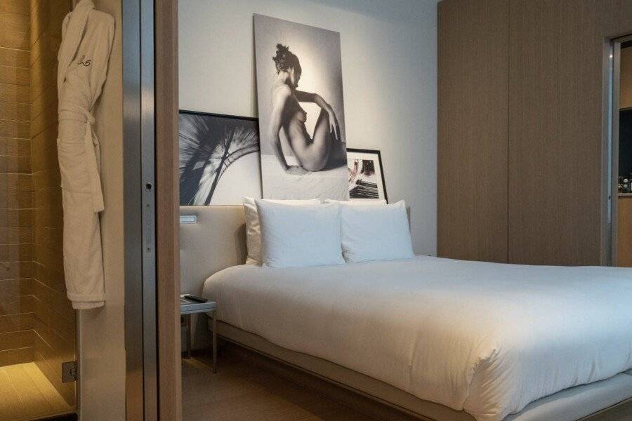 Le Cinq Codet hotel bedroom