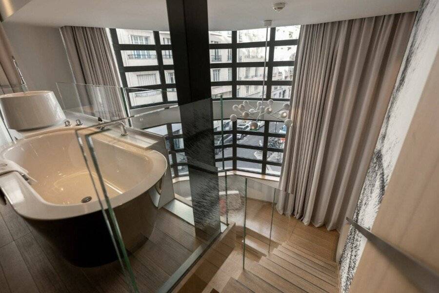 Le Cinq Codet bathtub,hotel bedroom