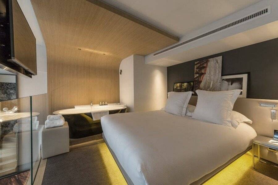 Le Cinq Codet hotel bedroom