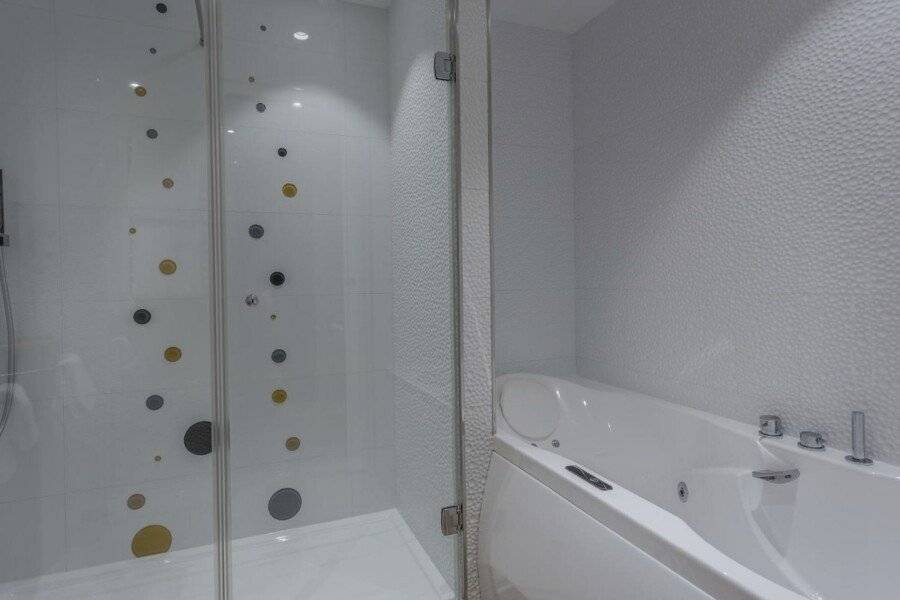 Hotel Les Bulles De Paris bathtub, jacuzzi