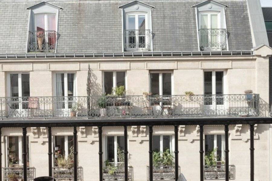 Hotel Saint-Louis Pigalle balcony, facade