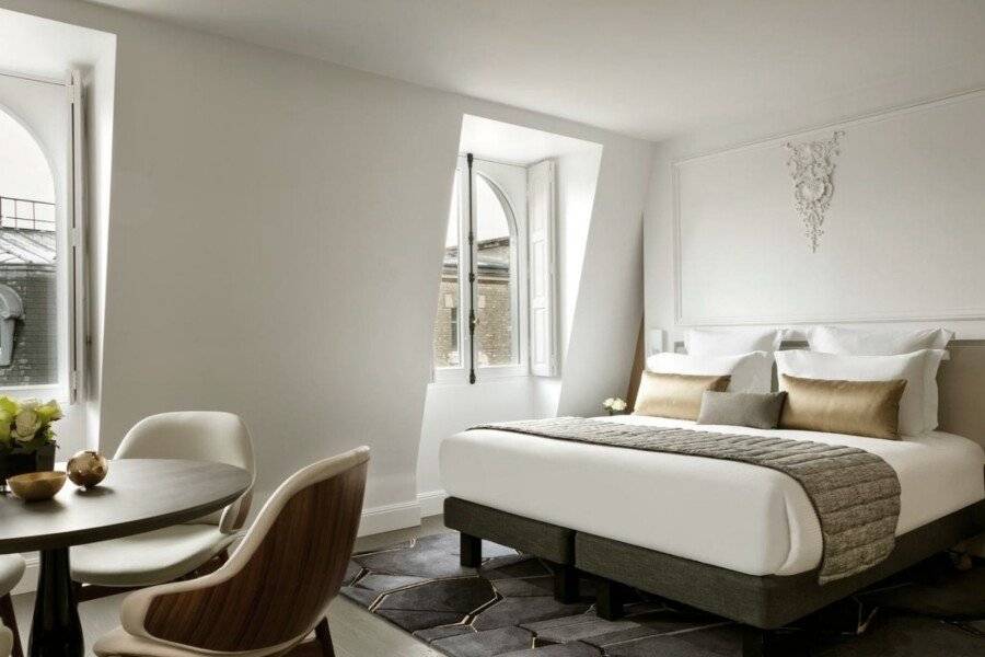 La Clef Champs-Élysées Paris by The Crest Collection hotel bedroom