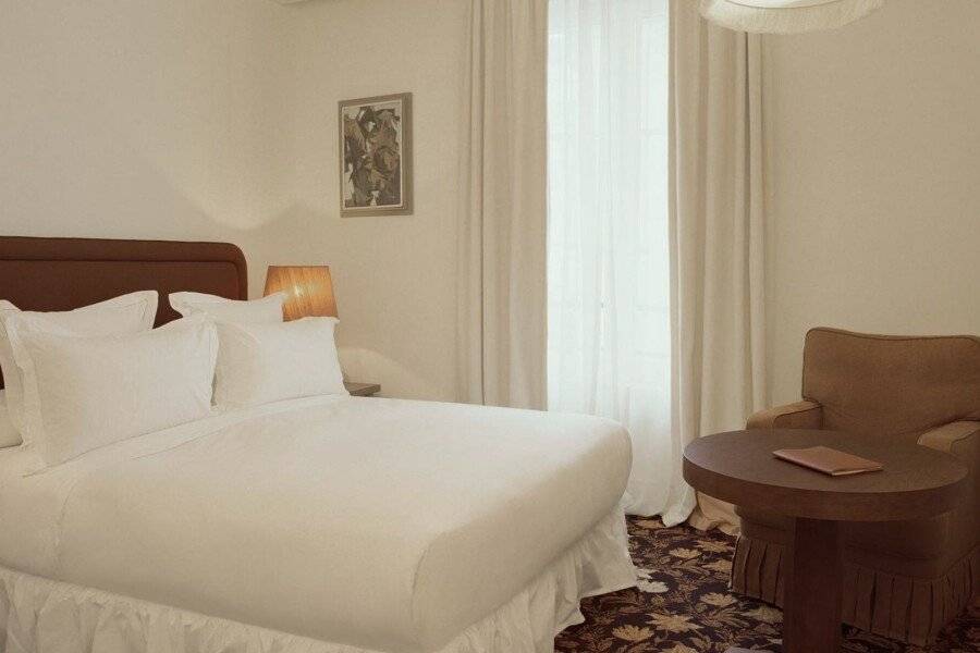 Château Voltaire hotel bedroom