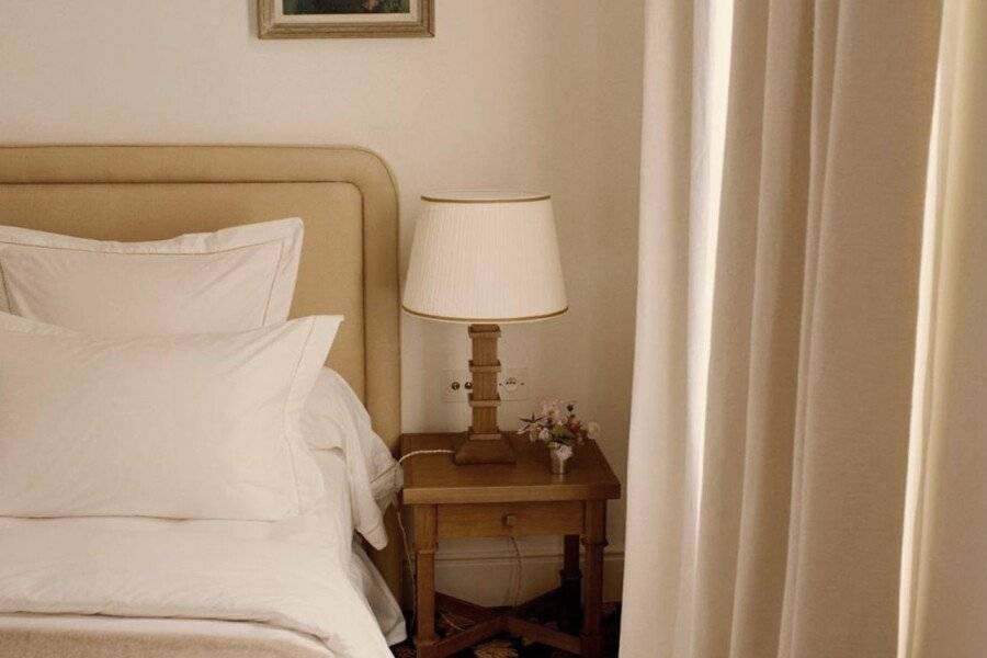 Château Voltaire hotel bedroom