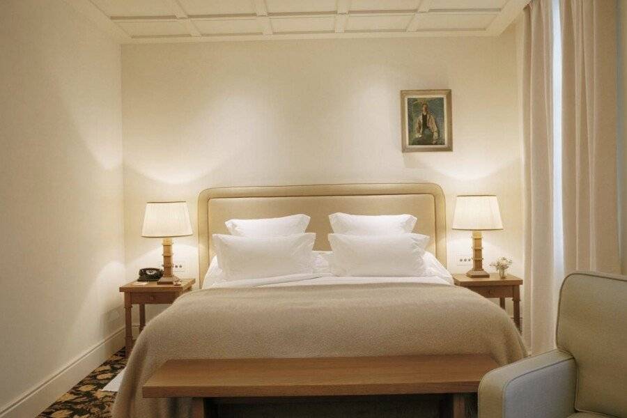 Château Voltaire hotel bedroom