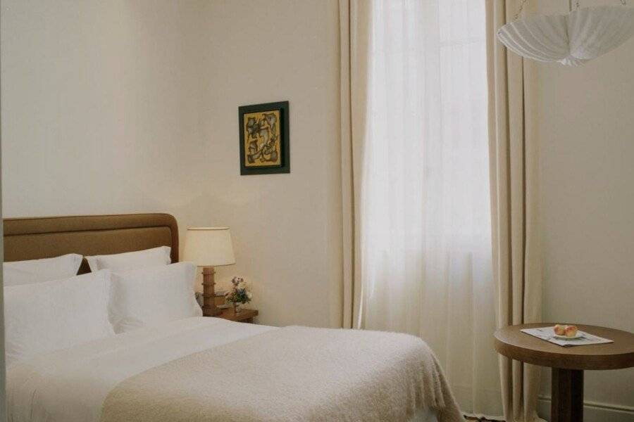 Château Voltaire hotel bedroom