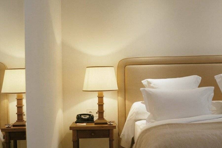 Château Voltaire hotel bedroom