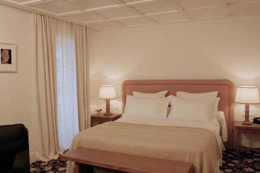 Château Voltaire hotel bedroom