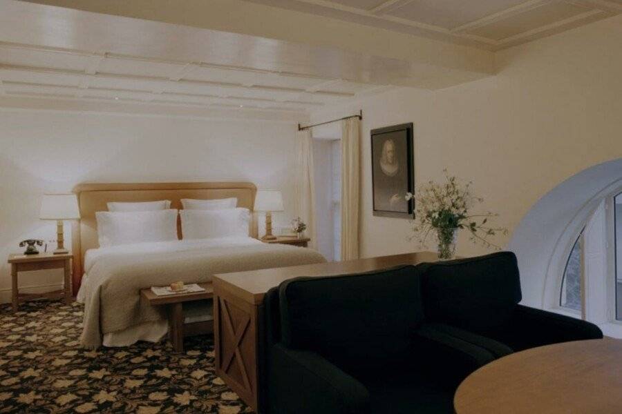 Château Voltaire hotel bedroom