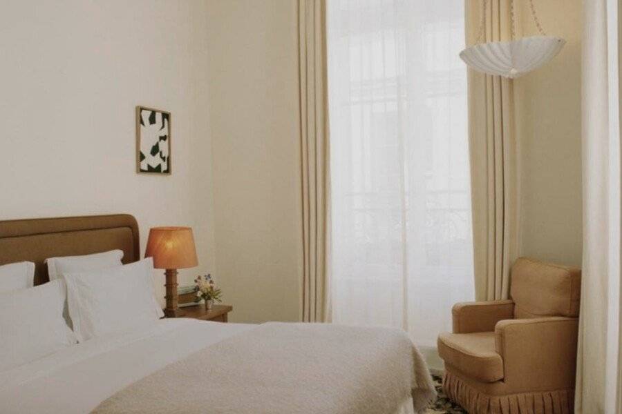 Château Voltaire hotel bedroom