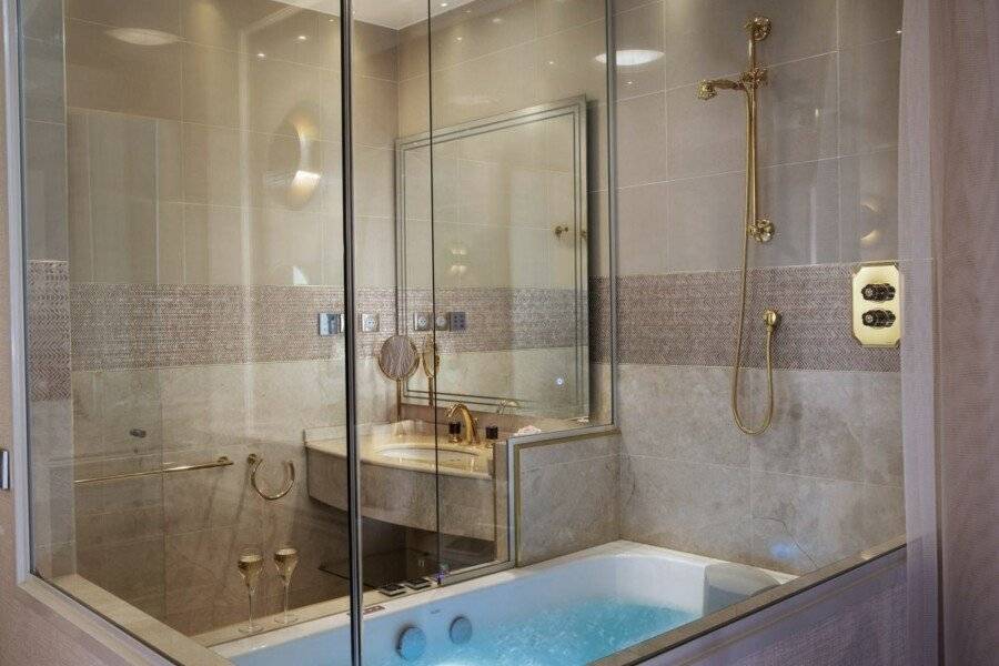 Paris j'Adore Hotel & Spa bathtub,jacuzzi