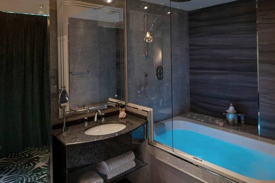 Paris j'Adore Hotel & Spa bathtub