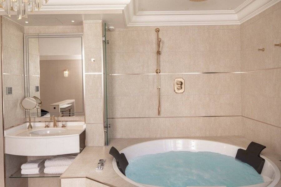 Paris j'Adore Hotel & Spa jacuzzi, bathtub