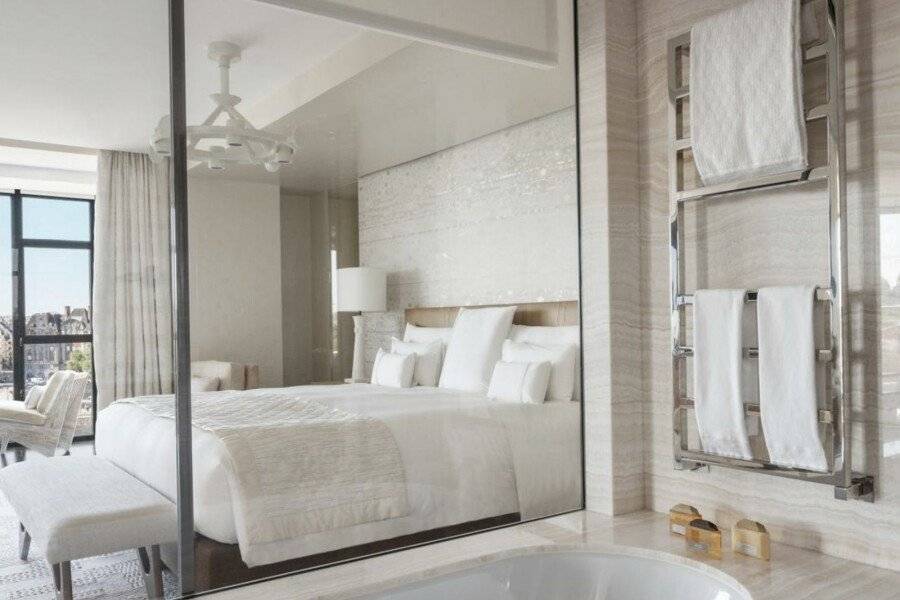 Cheval Blanc Paris & Dior Spa Cheval Blanc Paris hotel bedroom, bathtub