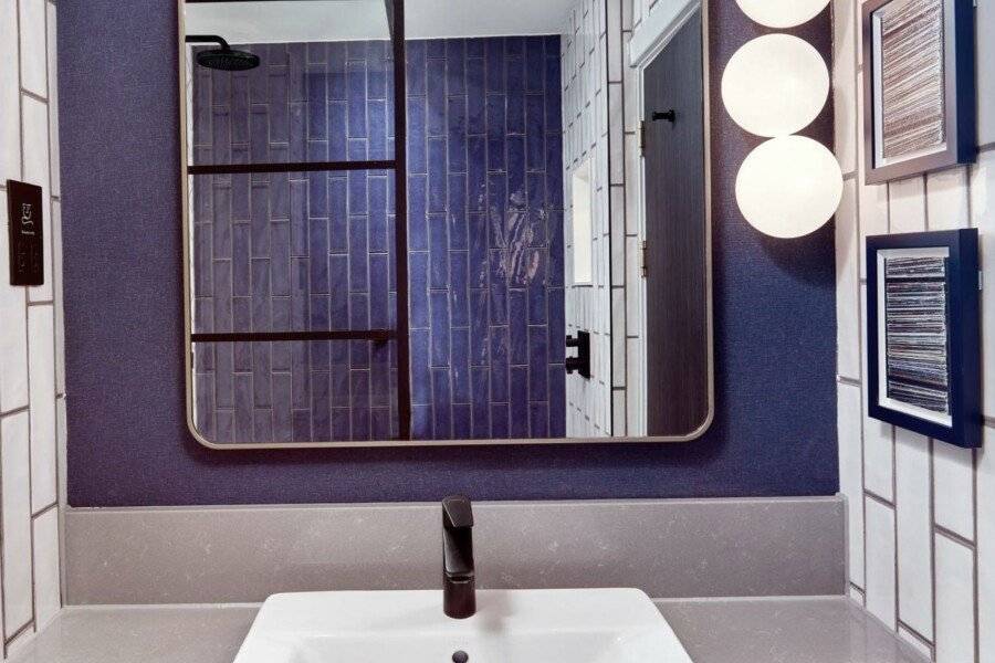 NYX Hotel Holborn by Leonardo Hotels bathtub