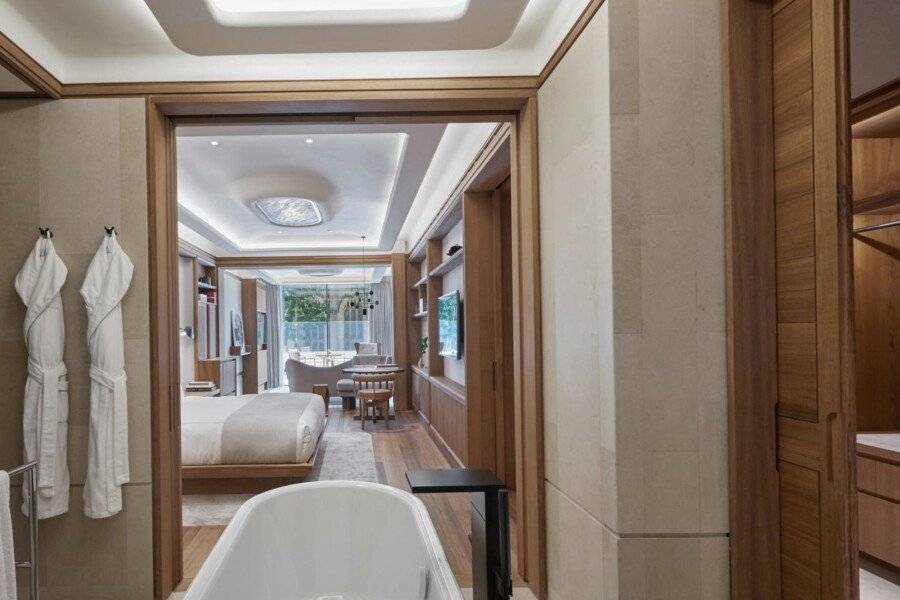 The Berkeley hotel bedroom,bathtub