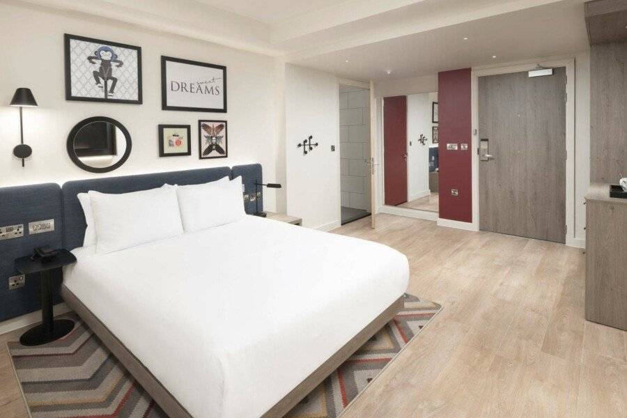 Hampton By Hilton London City hotel bedroom