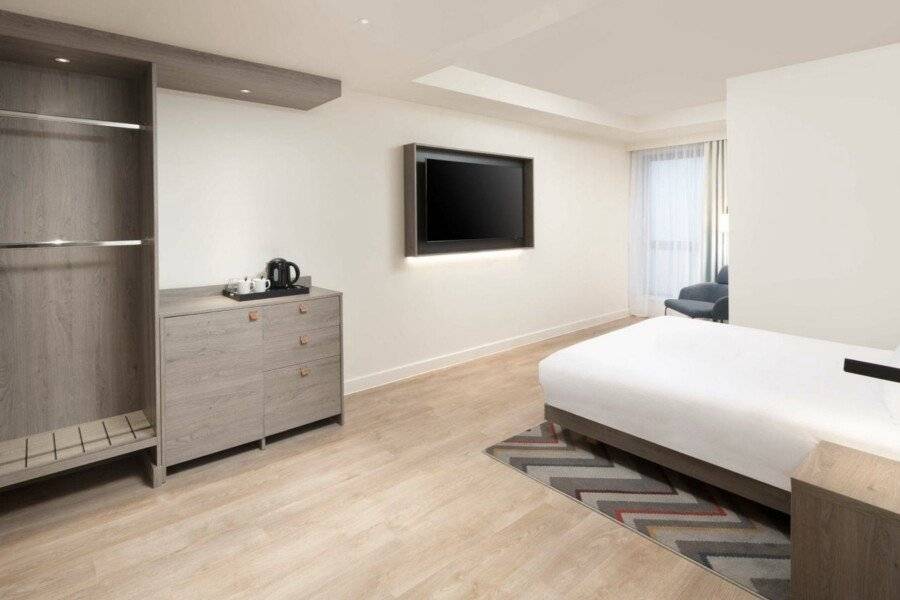 Hampton By Hilton London City hotel bedroom