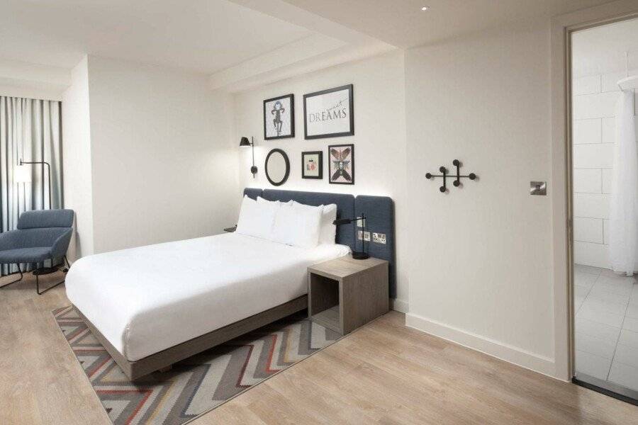 Hampton By Hilton London City hotel bedroom