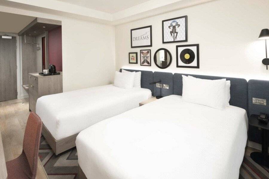 Hampton By Hilton London City hotel bedroom