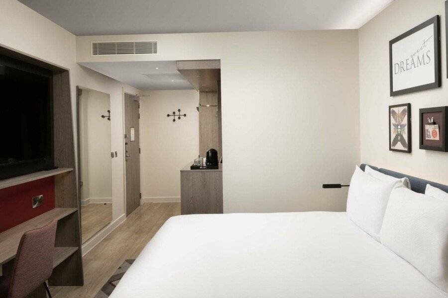 Hampton By Hilton London City hotel bedroom