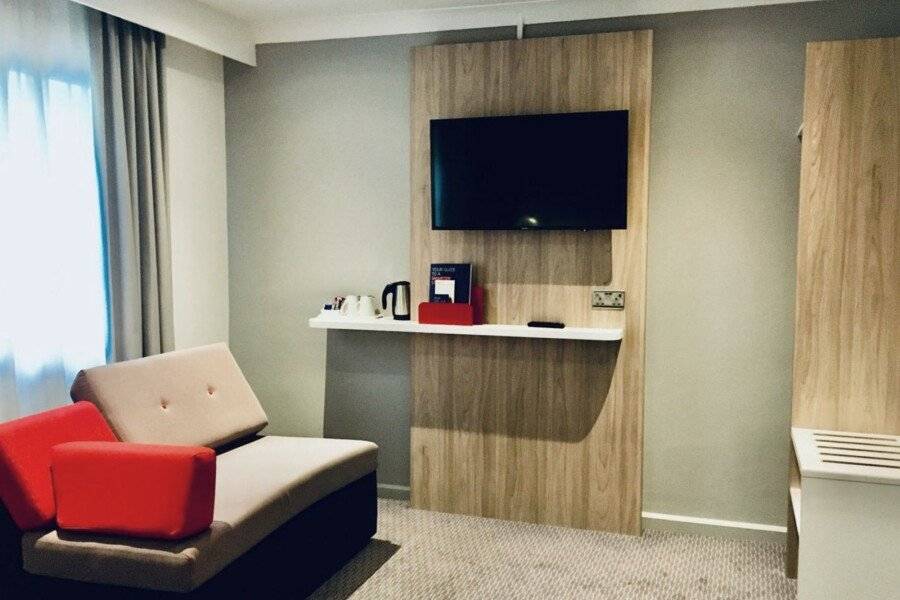 Holiday Inn Express London Victoria, an IHG Hotel hotel bedroom