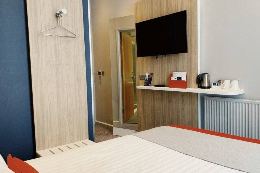 Holiday Inn Express London Victoria, an IHG Hotel hotel bedroom