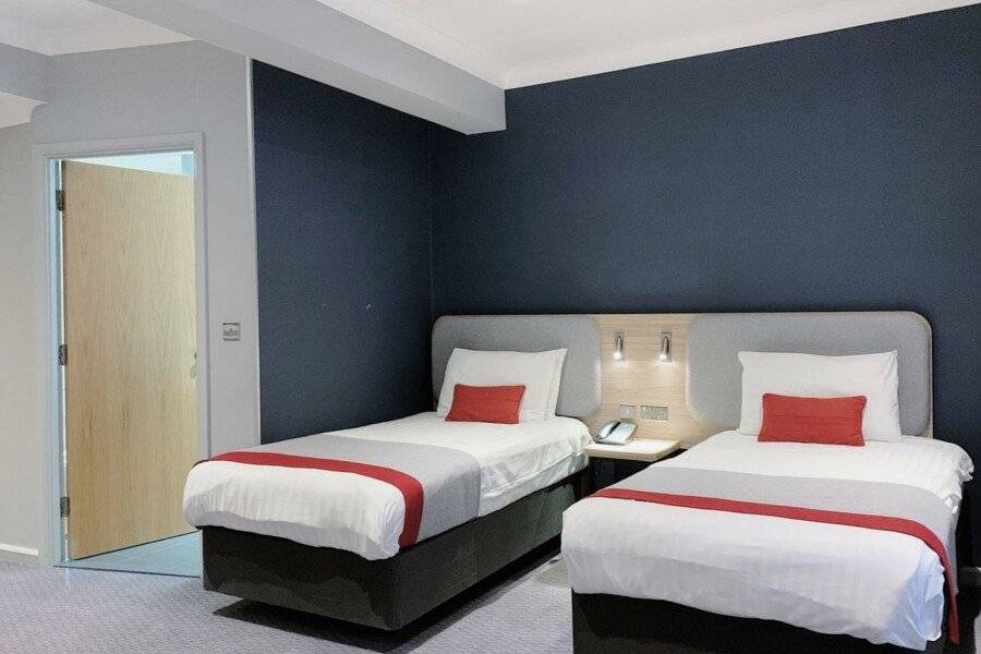 Holiday Inn Express London Victoria, an IHG Hotel hotel bedroom