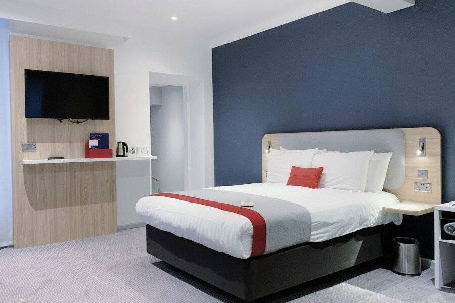 Holiday Inn Express London Victoria, an IHG Hotel hotel bedroom