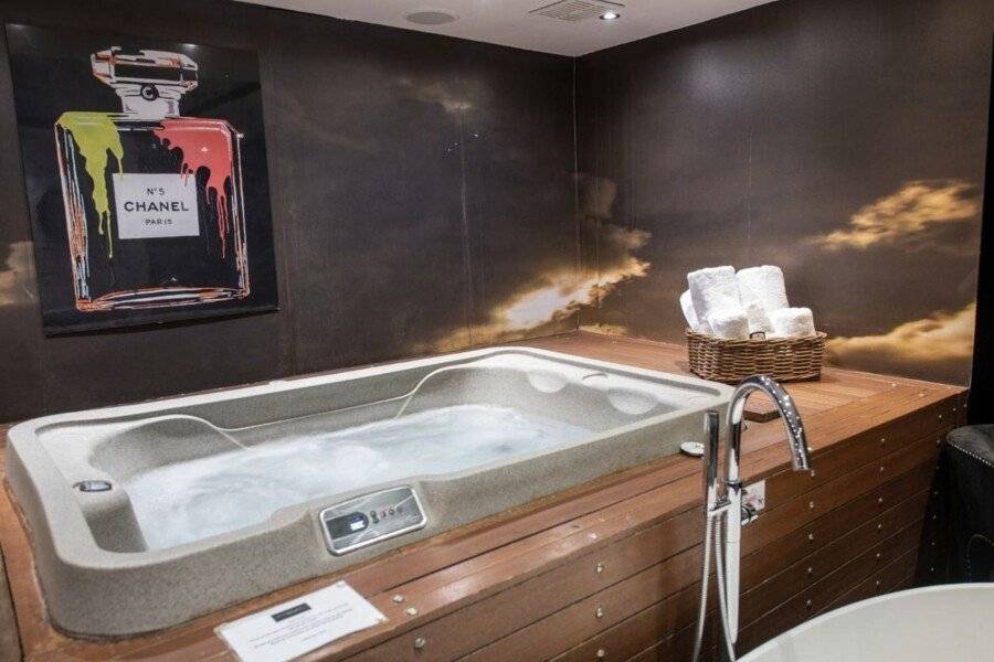 The Exhibitionist Hotel jacuzzi,spa