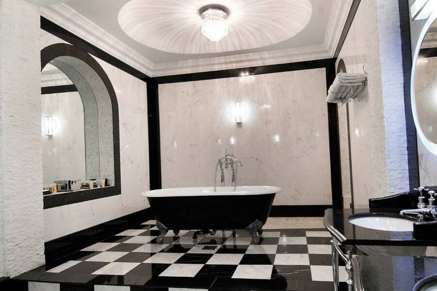 Grand Royale Hyde Park bathtub