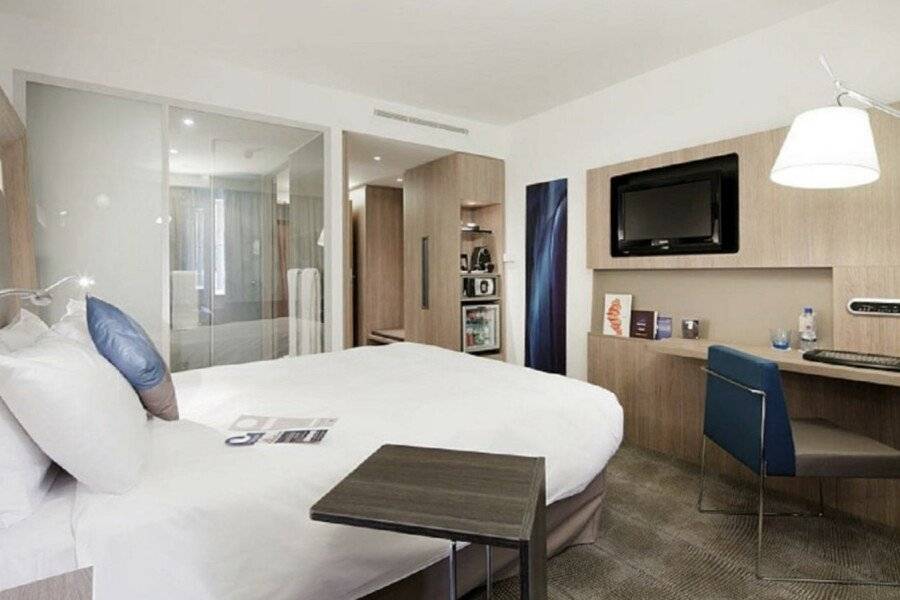 Novotel Tower Bridge hotel bedroom