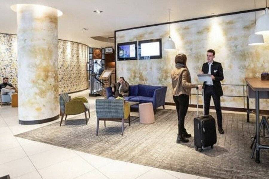 Novotel Tower Bridge lobby,front desk