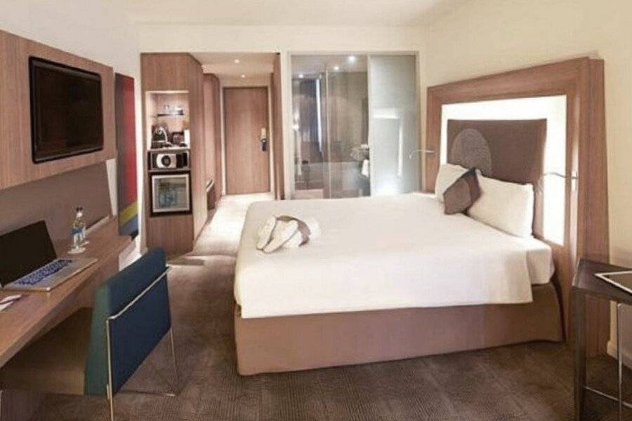 Novotel Tower Bridge hotel bedroom