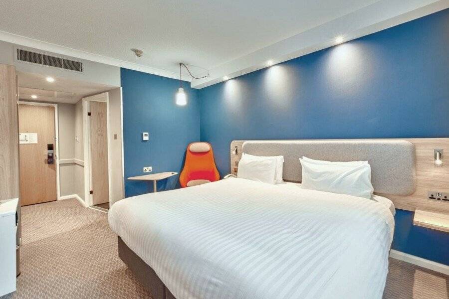 Holiday Inn Express Stratford, an IHG Hotel hotel bedroom