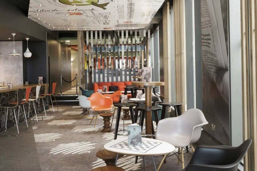 ibis Excel-Docklands lobby, bar