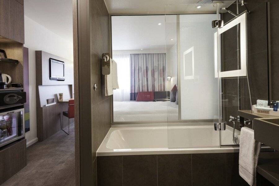 Novotel Bridge hotel bedroom, bathtub