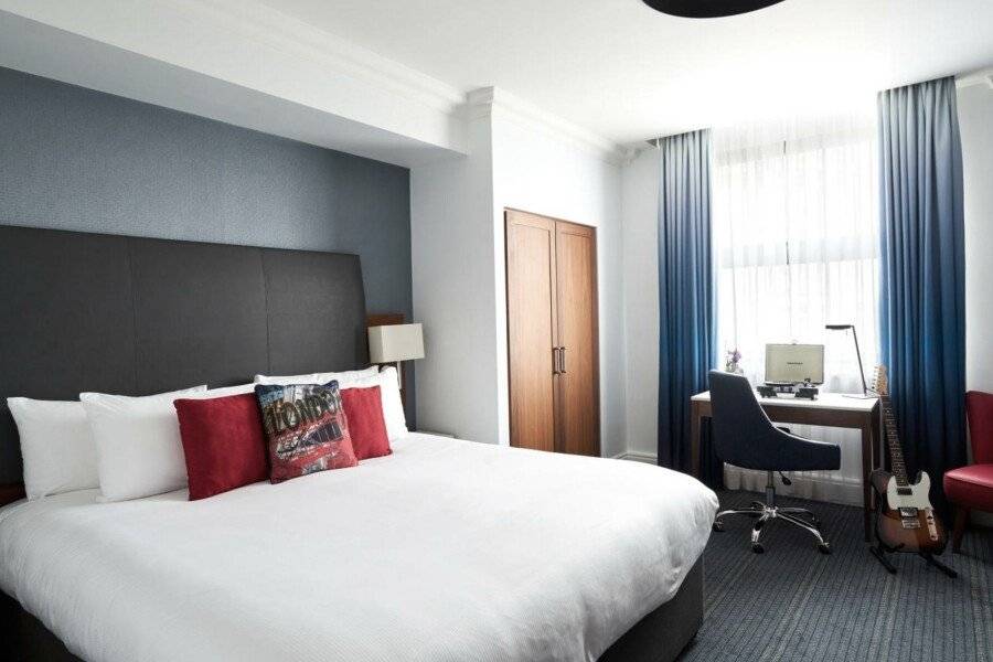 The Cumberland, London hotel bedroom